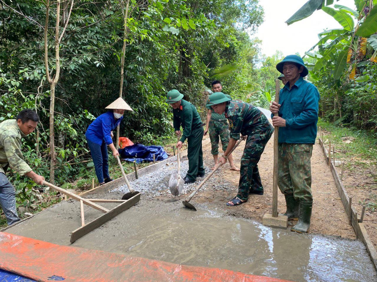 Hương Khê là huyện miền núi đang gặp nhiều khó khăn, đặc biệt trong xây dựng nông thôn mới. Một số xã đường giao thông đi lại đã xuống cấp, để hỗ trợ địa phương, người dân xây dựng lại đường, những người lính đã về tận các thôn, xóm để cống hiến sức mình giúp đỡ người dân. Hương Khê là huyện miền núi đang gặp nhiều khó khăn, đặc biệt trong xây dựng nông thôn mới. Một số xã đường giao thông đi lại đã xuống cấp, để hỗ trợ địa phương, người dân xây dựng lại đường, những người lính đã về tận các thôn, xóm để cống hiến sức mình giúp đỡ người dân.