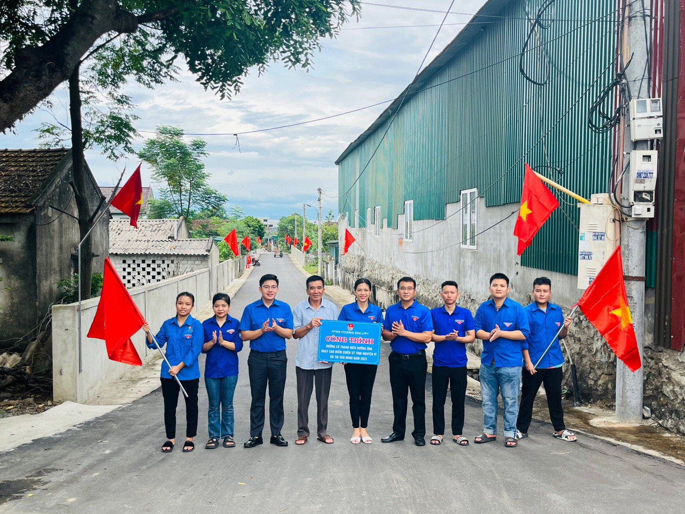 Trao tặng 200 bình chữa cháy cho các nhà văn hóa cộng đồng; trao tặng công trình số hóa tại các cơ sở Đoàn; Ra mắt 30 tuyến phố thanh toàn không dùng tiền mặt. Ảnh: Đoàn phường Đậu Liêu (thị xã Hồng Lĩnh) trao tặng đường cờ thanh niên.