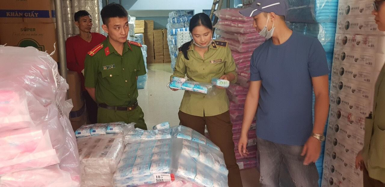 Hàng nghìn gói băng vệ sinh giả mạo nhãn hiệu được phát hiện.