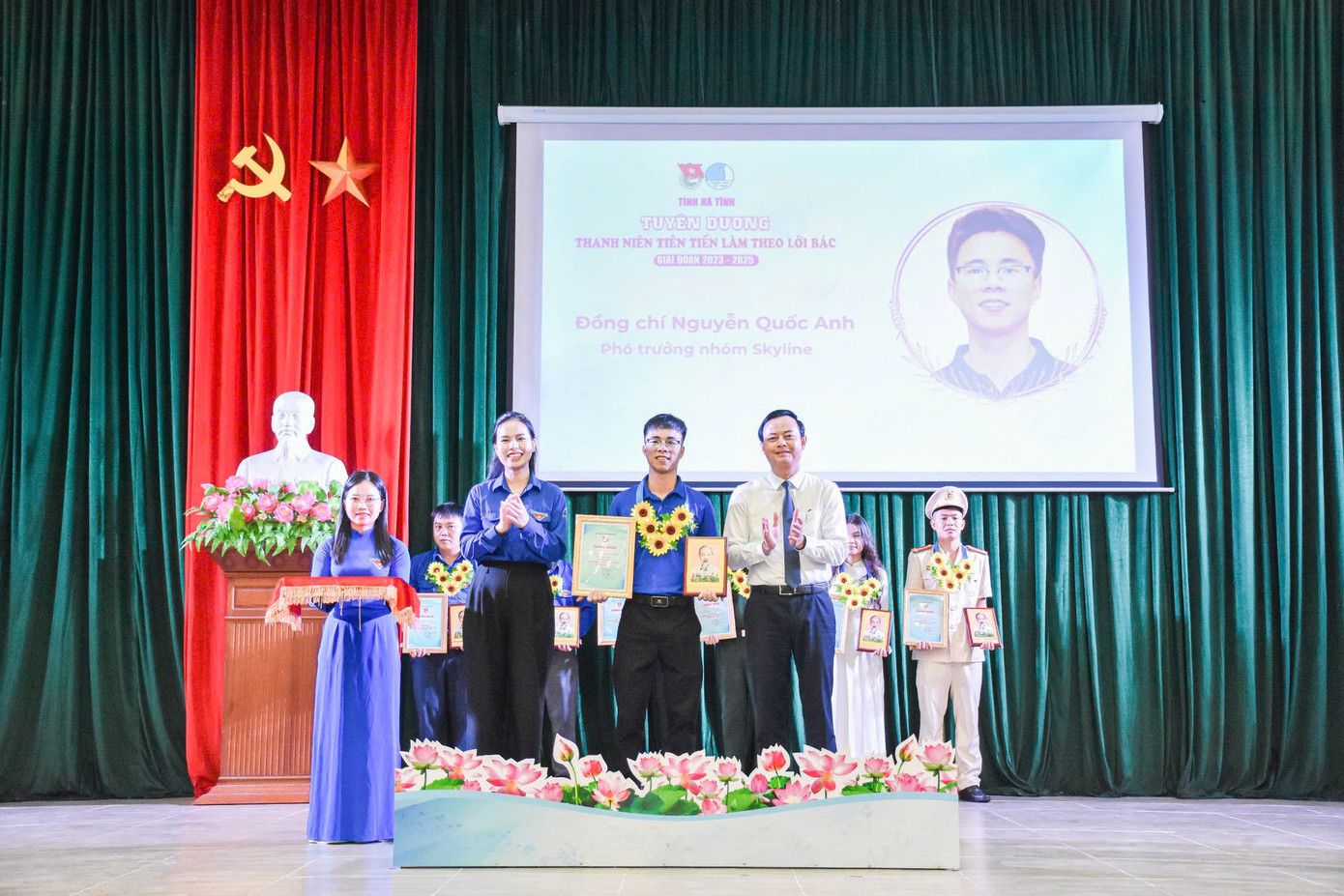 Trưởng ban Tuyên giáo và Dân vận Tỉnh ủy Hà Văn Hùng và Bí thư Tỉnh Đoàn Nguyễn Ny Hương trao chứng nhận cho các thanh niên tiên tiến làm theo lời Bác cấp tỉnh, giai đoạn 2023 - 2025. Trưởng ban Tuyên giáo và Dân vận Tỉnh ủy Hà Văn Hùng và Bí thư Tỉnh Đoàn Nguyễn Ny Hương trao chứng nhận cho các thanh niên tiên tiến làm theo lời Bác cấp tỉnh, giai đoạn 2023 - 2025.