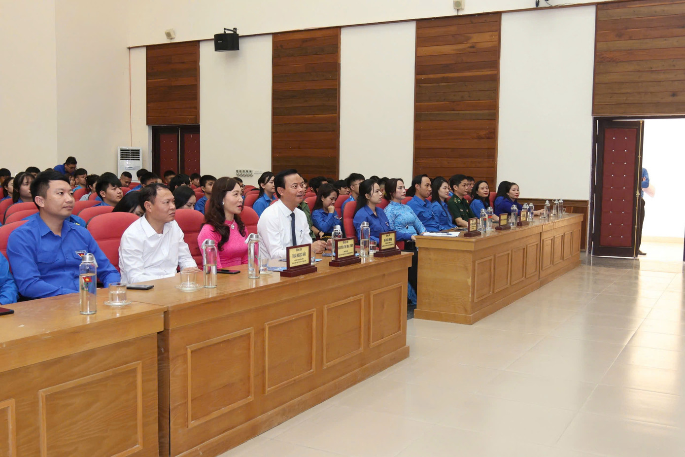 Đại biểu tham dự chương trình. Đại biểu tham dự chương trình.