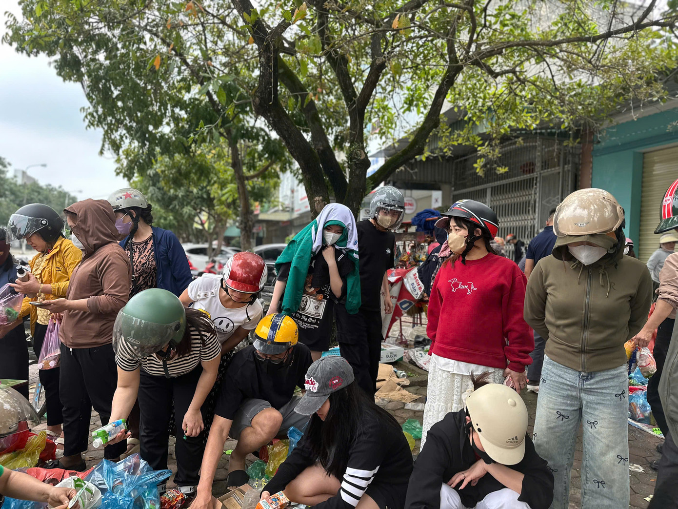 Với những sản phẩm còn sử dụng được, người dân hỗ trợ thu dọn, rửa sạch như bia, nước ngọt, bánh kẹo, các mặt hàng gia dụng... đặt ở từng vị trí để mọi người chọn lựa.