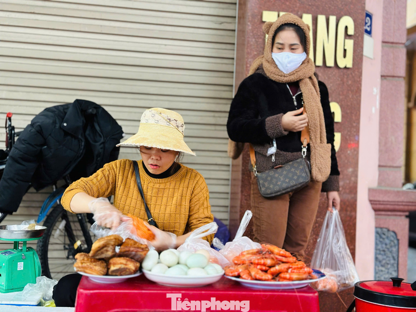 Ghi nhận tại đường Nguyễn Công Trứ, số lượng người đến mua vàng ngày vía Thần tài rất đông, tại đây nhiều người cũng làm món xôi tam sên ra để bán.