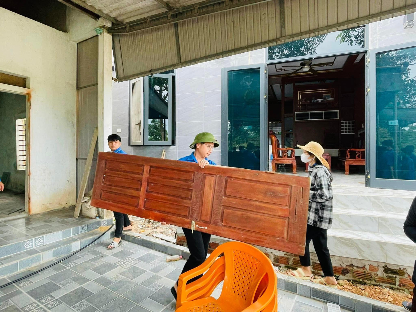 Thanh niên hỗ trợ người dân di dời tài sản.