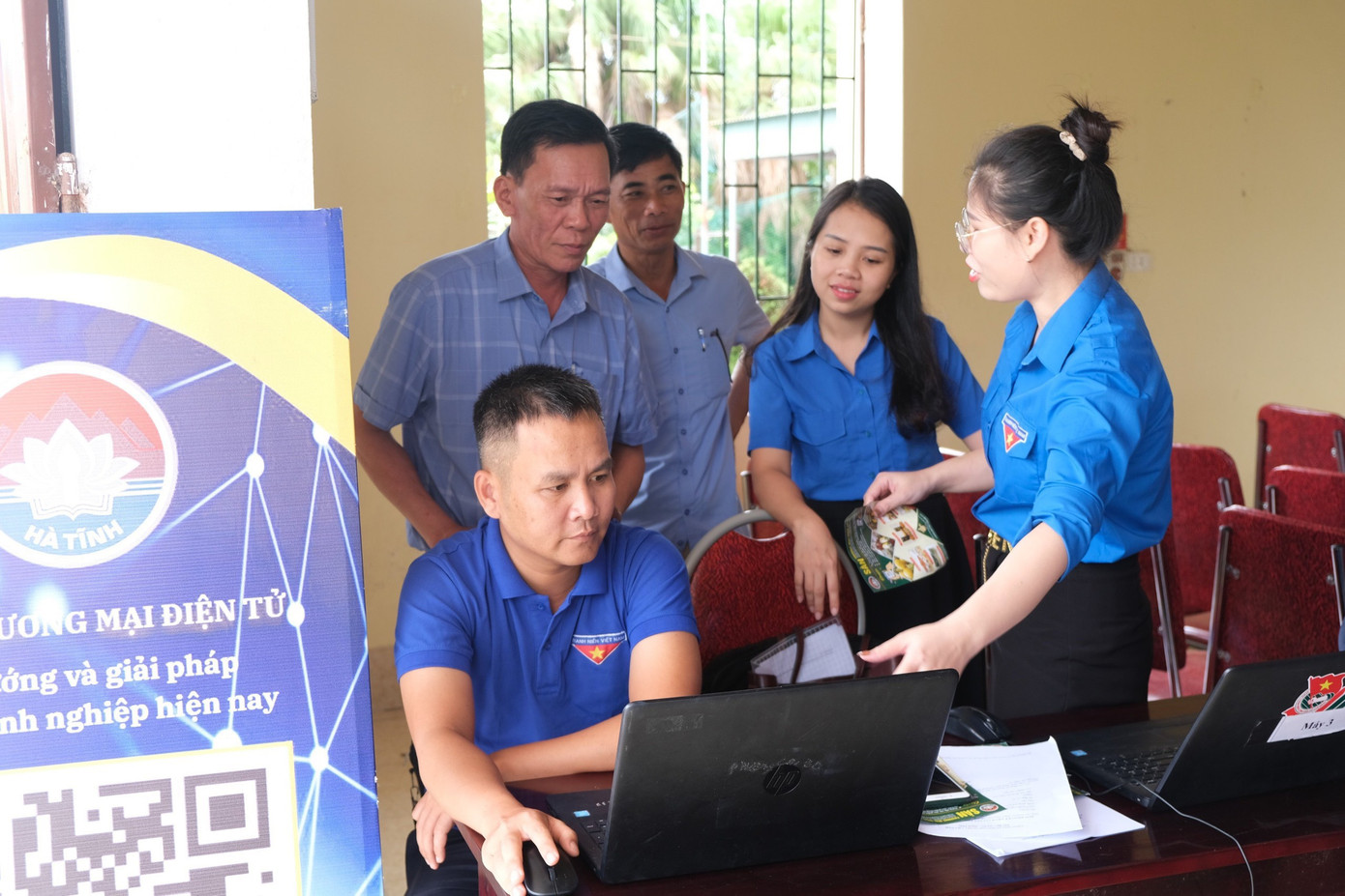 Tiếp tục duy trì hoạt động các tổ Công nghệ số cộng đồng và ngày thứ bảy tình nguyện tuyên truyền, hướng dẫn người dân cài đặt, kích hoạt tài khoản định danh điện tử. Tiếp tục duy trì hoạt động các tổ Công nghệ số cộng đồng và ngày thứ bảy tình nguyện tuyên truyền, hướng dẫn người dân cài đặt, kích hoạt tài khoản định danh điện tử.