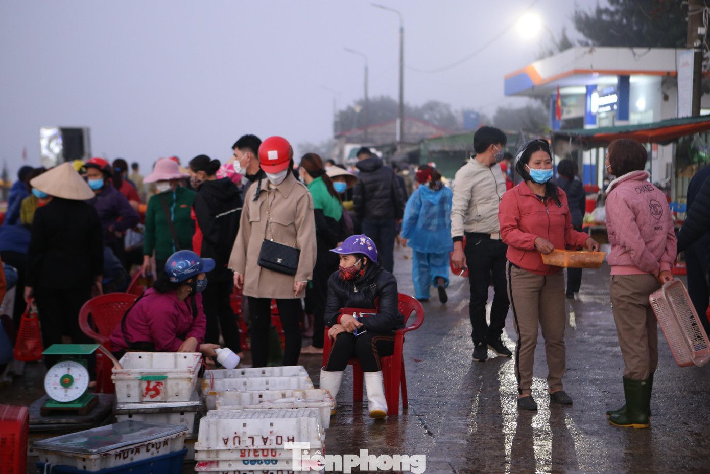 Bắt đầu từ 4h sáng tại cảng Cửa Sót (xã Thạch Kim, huyện Lộc Hà, tỉnh Hà Tĩnh) nhộn nhịp khi tàu cá cập cảng, ngư dân đưa “lộc biển” vào bờ bán cho các thương lái. Đây là khung cảnh nhộn nhịp ngày cuối năm tại cảng Cửa Sót.