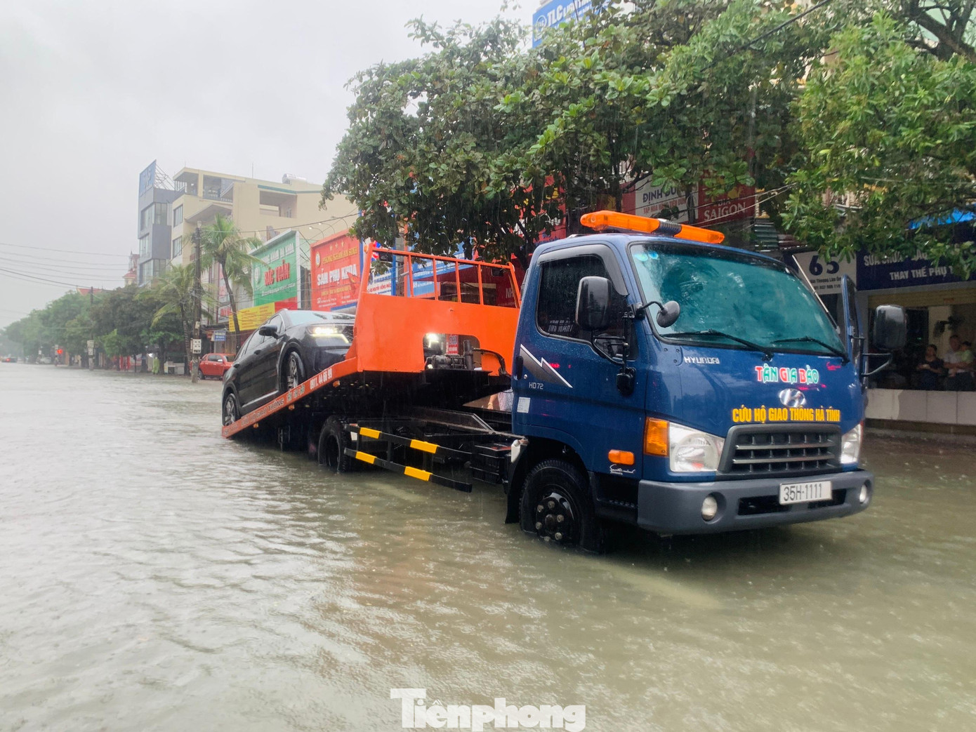 Còn đây là ô tô bị chết máy do đi đến nửa đoạn đường bị ngập, phải huy động xe cứu hộ đến đưa đi khắc phục.