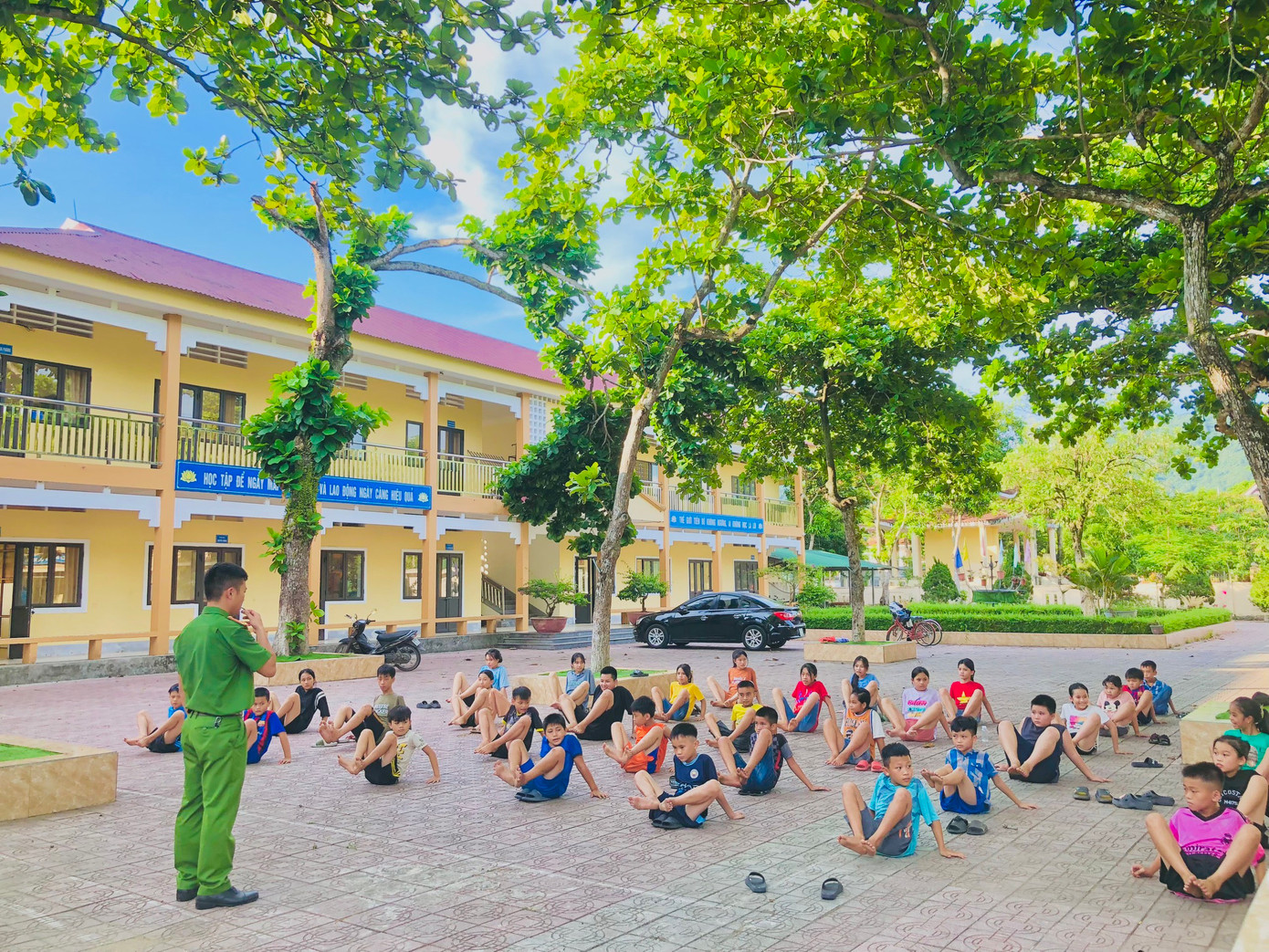 Thượng uý Hà Huy Lĩnh – Phó Bí thư Chi Đoàn Công an huyện Vũ Quang cho biết, từ thực thế tình trạng đuối nước ở trẻ em xảy ra thường xuyên khi các em chưa có kỹ năng. Trong khi đó nhiều em nhỏ muốn học nhưng không có điều kiện tham gia nên đơn vị đã để xuất để mở lớp. Hiện nay sau khi tham gia khoá học hơn 2 tháng, các em đã biết bơi và có những kỹ năng bơi lội. Thượng uý Hà Huy Lĩnh – Phó Bí thư Chi Đoàn Công an huyện Vũ Quang cho biết, từ thực thế tình trạng đuối nước ở trẻ em xảy ra thường xuyên khi các em chưa có kỹ năng. Trong khi đó nhiều em nhỏ muốn học nhưng không có điều kiện tham gia nên đơn vị đã để xuất để mở lớp. Hiện nay sau khi tham gia khoá học hơn 2 tháng, các em đã biết bơi và có những kỹ năng bơi lội.