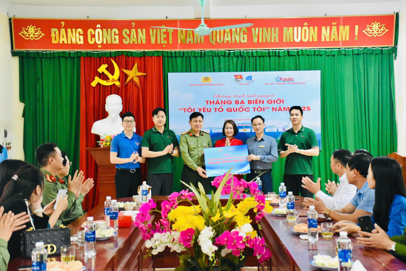 Cùng với đó kết nối trao tặng "Không gian thể thao Thanh niên”, "Hàng cây Thanh niên”.