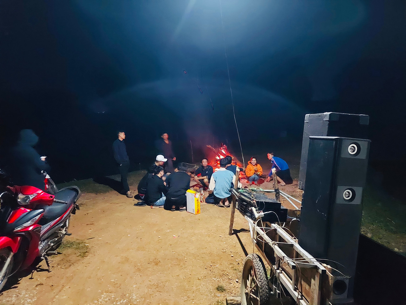 Trước khoảnh khắc chờ đón giao thừa đón năm mới 2023, ghi nhận tại xã Hương Thuỷ, huyện Hương Khê (Hà Tĩnh), nhiều người dân tập trung ra đường để trò chuyện, cùng ăn và ôn lại chuyện cũ để cùng chào đón năm mới với không khí vui tươi, đầm ấm.