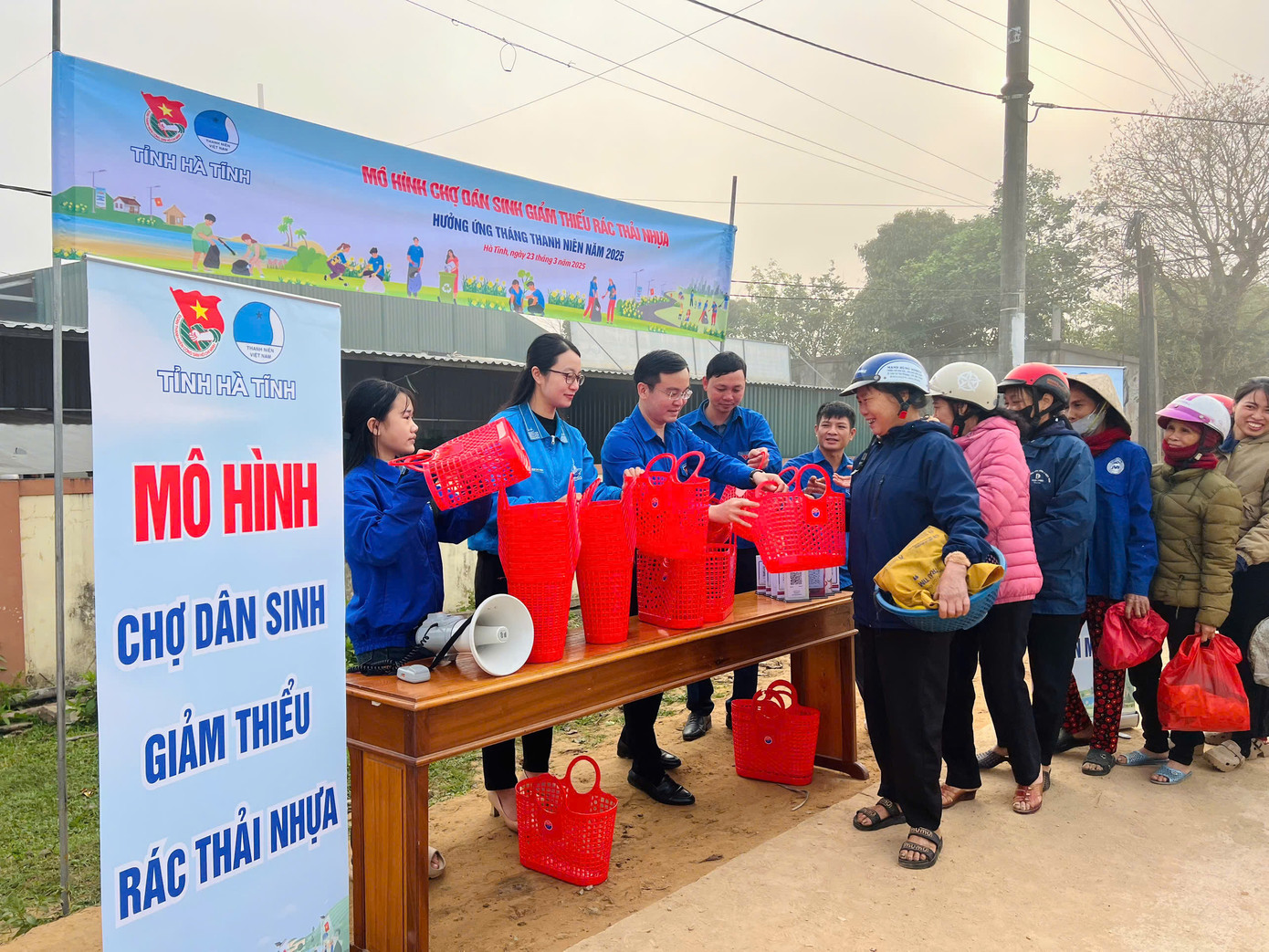 Chương trình cấp tỉnh được triển khai với nhiều hoạt động ý nghĩa: triển khai mô hình chợ dân sinh giảm thiểu rác thải nhựa; khu dân cư hạn chế rác thải nhựa; trao tặng thùng rác, làn nhựa và các nguồn lực hỗ trợ các thôn tại xã Hà Linh, huyện Hương Khê.