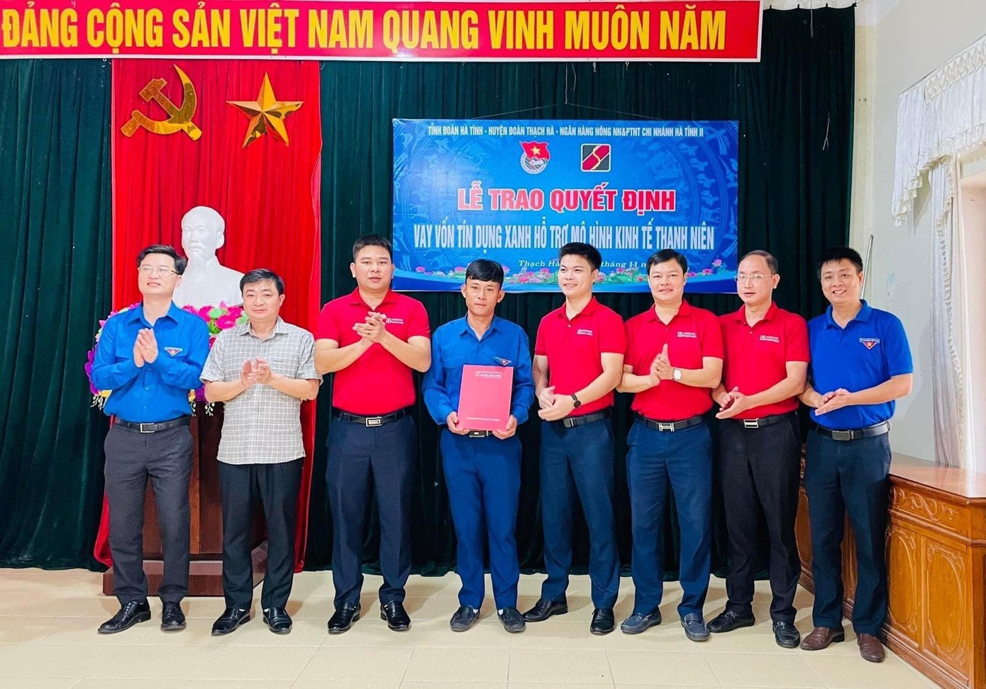 Trao vay vốn tín dụng xanh hỗ trợ mô hình kinh tế thanh niên tại huyện Thạch Hà.