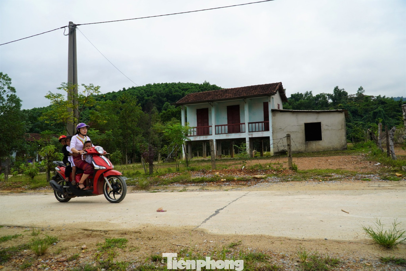 Cô Thành chạy xe máy dọc theo những ngôi nhà ở khu tái định cư của bản Rào Tre. Gọi hết một lượt các em nhỏ dậy để đến trường. Cô Thành chia sẻ, dù đã được giáo viên đến tận nhà vận động, làm công tác tư tưởng cho phụ huynh về ngày khai giảng nhưng nhiều gia đình vẫn quên dậy sớm để sửa soạn cho con em.