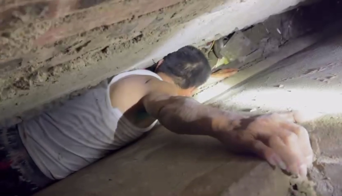 Ông S. bị mắc kẹt giữa hai tường nhà.