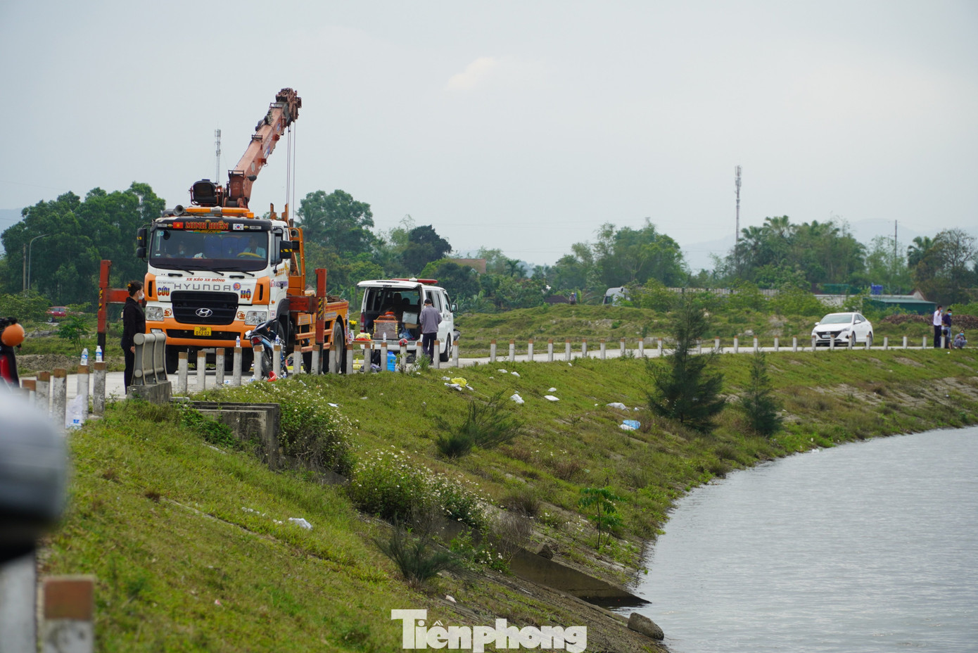 Ngành chức năng trục vớt xe ô tô từ dưới sông lên.