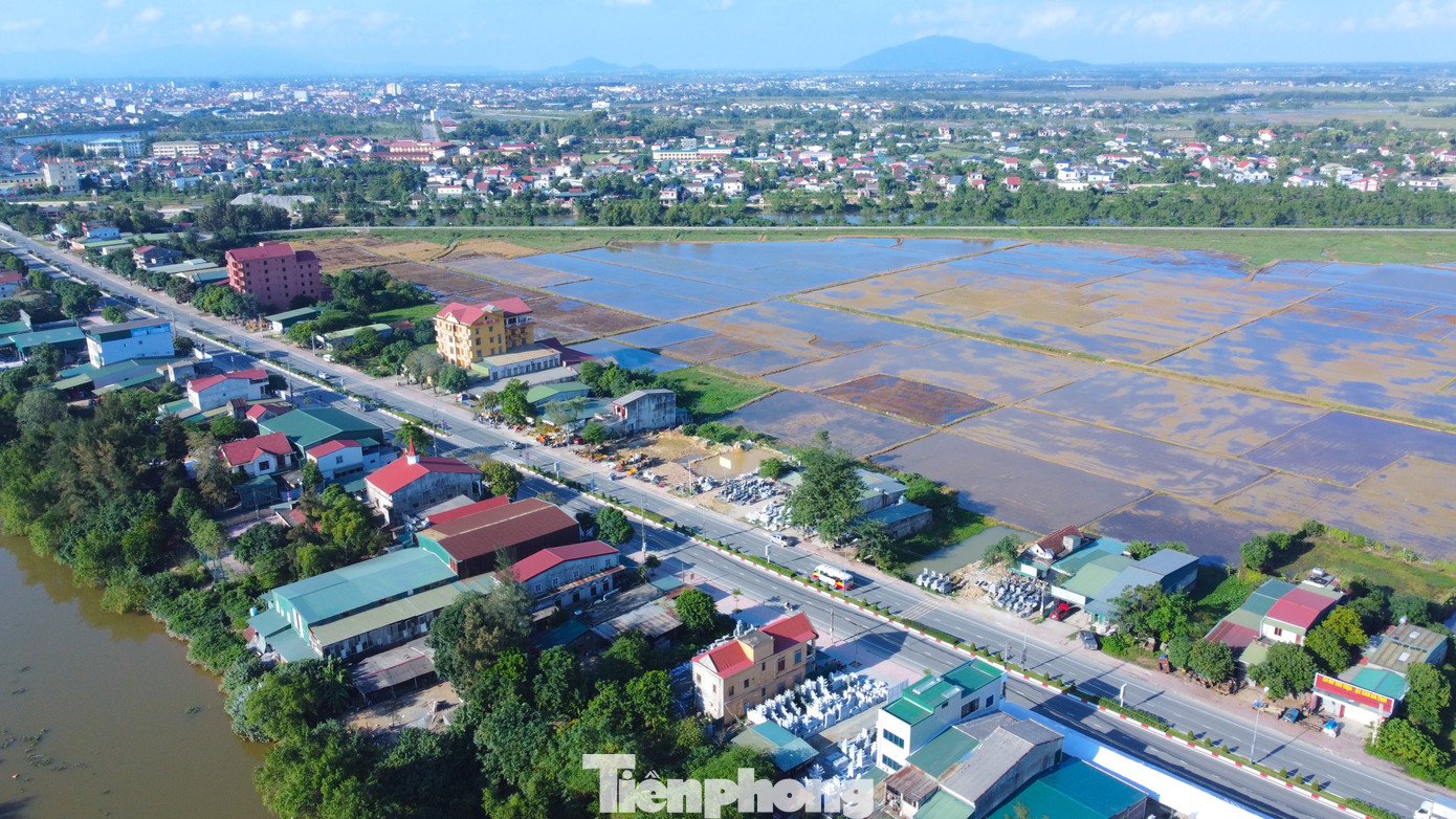 "Mặt khác, việc mở rộng để có dư địa mới, định hướng phát triển mới. Hà Tĩnh tận dụng lợi thế biển để phát triển đô thị, du lịch biển. Tiêu chí quan trọng của đô thị loại II là tiêu chí giao thông. Muốn nhà đầu tư, người dân... tiếp cận với môi trường đầu tư của các địa phương thì giao thông phải thuận lợi, là điểm để nhà đầu tư lựa chọn. Ngoài ra, giáo dục, y tế phải đồng bộ", lãnh đạo UBND thành phố Hà Tĩnh nói thêm. "Mặt khác, việc mở rộng để có dư địa mới, định hướng phát triển mới. Hà Tĩnh tận dụng lợi thế biển để phát triển đô thị, du lịch biển. Tiêu chí quan trọng của đô thị loại II là tiêu chí giao thông. Muốn nhà đầu tư, người dân... tiếp cận với môi trường đầu tư của các địa phương thì giao thông phải thuận lợi, là điểm để nhà đầu tư lựa chọn. Ngoài ra, giáo dục, y tế phải đồng bộ", lãnh đạo UBND thành phố Hà Tĩnh nói thêm.