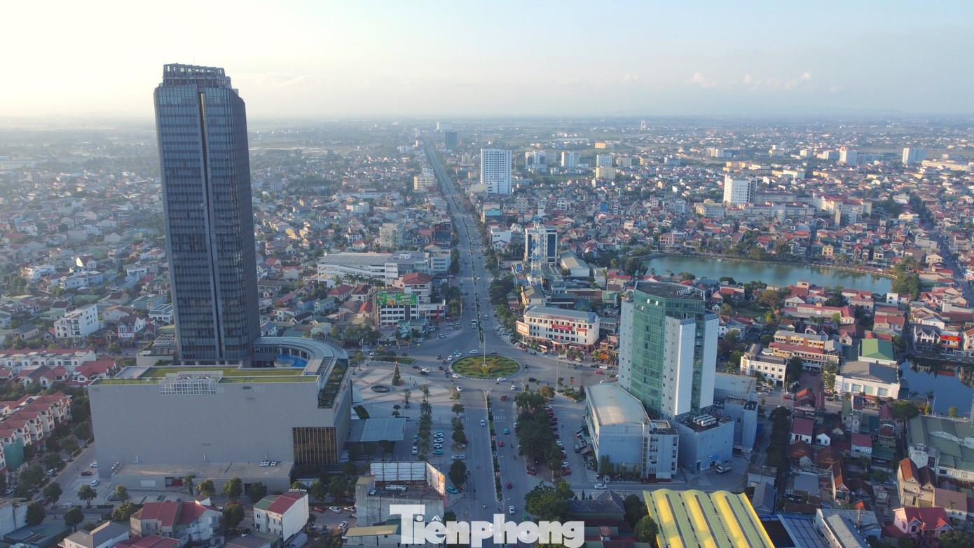 Kể từ tháng 1/2025, thành phố Hà Tĩnh sẽ mở rộng ra giáp biển. Sau sắp xếp, thành phố Hà Tĩnh sẽ tăng lên 12 phường và 15 xã, nâng diện tích lên 220 km2 và quy mô dân số hơn 266.000 người. Kể từ tháng 1/2025, thành phố Hà Tĩnh sẽ mở rộng ra giáp biển. Sau sắp xếp, thành phố Hà Tĩnh sẽ tăng lên 12 phường và 15 xã, nâng diện tích lên 220 km2 và quy mô dân số hơn 266.000 người.