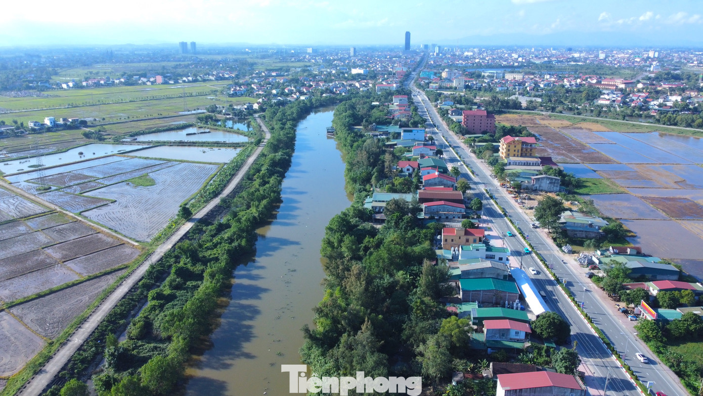 Sau sắp xếp, thành phố Hà Tĩnh tăng lên gồm 27 đơn vị hành chính cấp xã. Cụ thể thành phố Hà Tĩnh sẽ có 12 phường: Bắc Hà, Đại Nài, Đồng Môn, Hà Huy Tập, Nam Hà, Tân Giang, Thạch Hạ, Thạch Hưng, Thạch Trung, Thạch Quý, Trần Phú, Văn Yên và 15 xã gồm Cẩm Bình, Cẩm Vịnh, Đỉnh Bàn, Hộ Độ, Tân Lâm Hương, Thạch Bình, Thạch Đài, Thạch Hải, Thạch Hội, Thạch Khê, Thạch Lạc, Thạch Thắng, Thạch Trị, Thạch Văn, Tượng Sơn. Sau sắp xếp, thành phố Hà Tĩnh tăng lên gồm 27 đơn vị hành chính cấp xã. Cụ thể thành phố Hà Tĩnh sẽ có 12 phường: Bắc Hà, Đại Nài, Đồng Môn, Hà Huy Tập, Nam Hà, Tân Giang, Thạch Hạ, Thạch Hưng, Thạch Trung, Thạch Quý, Trần Phú, Văn Yên và 15 xã gồm Cẩm Bình, Cẩm Vịnh, Đỉnh Bàn, Hộ Độ, Tân Lâm Hương, Thạch Bình, Thạch Đài, Thạch Hải, Thạch Hội, Thạch Khê, Thạch Lạc, Thạch Thắng, Thạch Trị, Thạch Văn, Tượng Sơn.