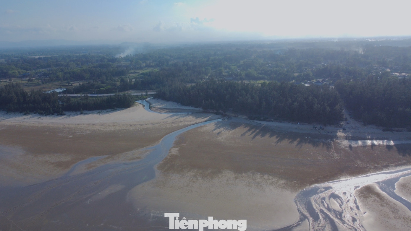 Nhiều xã vùng ven biển như: Thạch Khê, Thạch Hải, Đỉnh Bàn, Thạch Trị, Thạch Lạc được sáp nhập vào thành phố Hà Tĩnh. Những xã này nằm vùng xung quanh mỏ sắt Thạch Khê, do vướng quy hoạch nên hạ tầng, đường sá chưa được đầu tư. Vì thế, người dân và chính quyền địa phương tại đây muốn có cơ chế mới để thu hút đầu tư. Nhiều xã vùng ven biển như: Thạch Khê, Thạch Hải, Đỉnh Bàn, Thạch Trị, Thạch Lạc được sáp nhập vào thành phố Hà Tĩnh. Những xã này nằm vùng xung quanh mỏ sắt Thạch Khê, do vướng quy hoạch nên hạ tầng, đường sá chưa được đầu tư. Vì thế, người dân và chính quyền địa phương tại đây muốn có cơ chế mới để thu hút đầu tư.