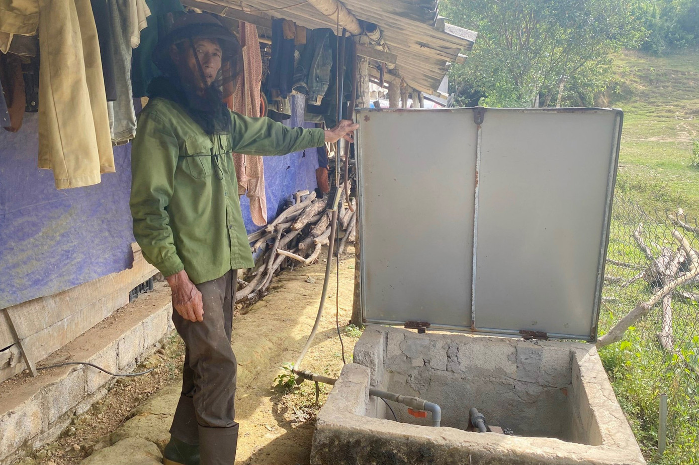 Đường ống dẫn nước sạch về nhà dân nhưng không thể sử dụng vì nước không đảm bảo.