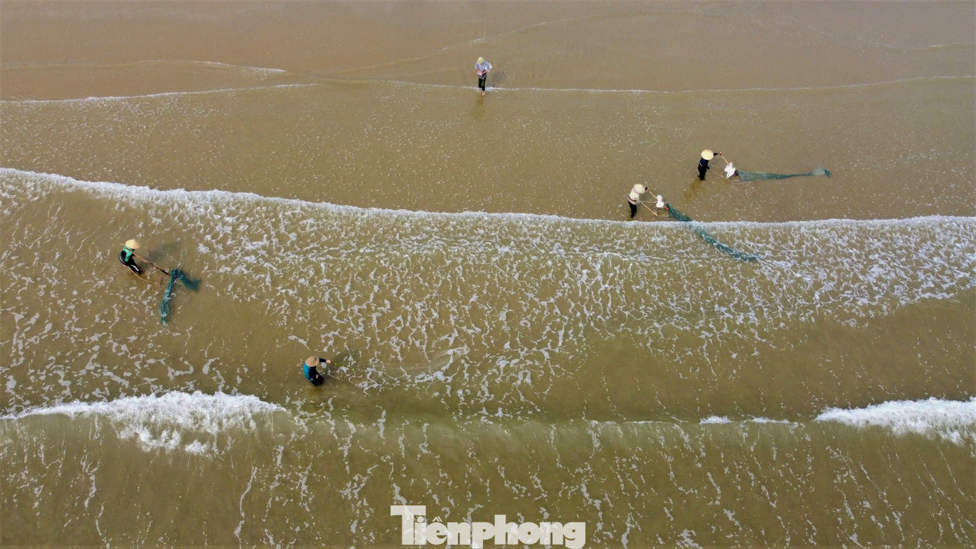 Dọc theo bờ biển dài hơn 10km, rất đông người dân lội nước hàng giờ để cào ốc. Dọc theo bờ biển dài hơn 10km, rất đông người dân lội nước hàng giờ để cào ốc.