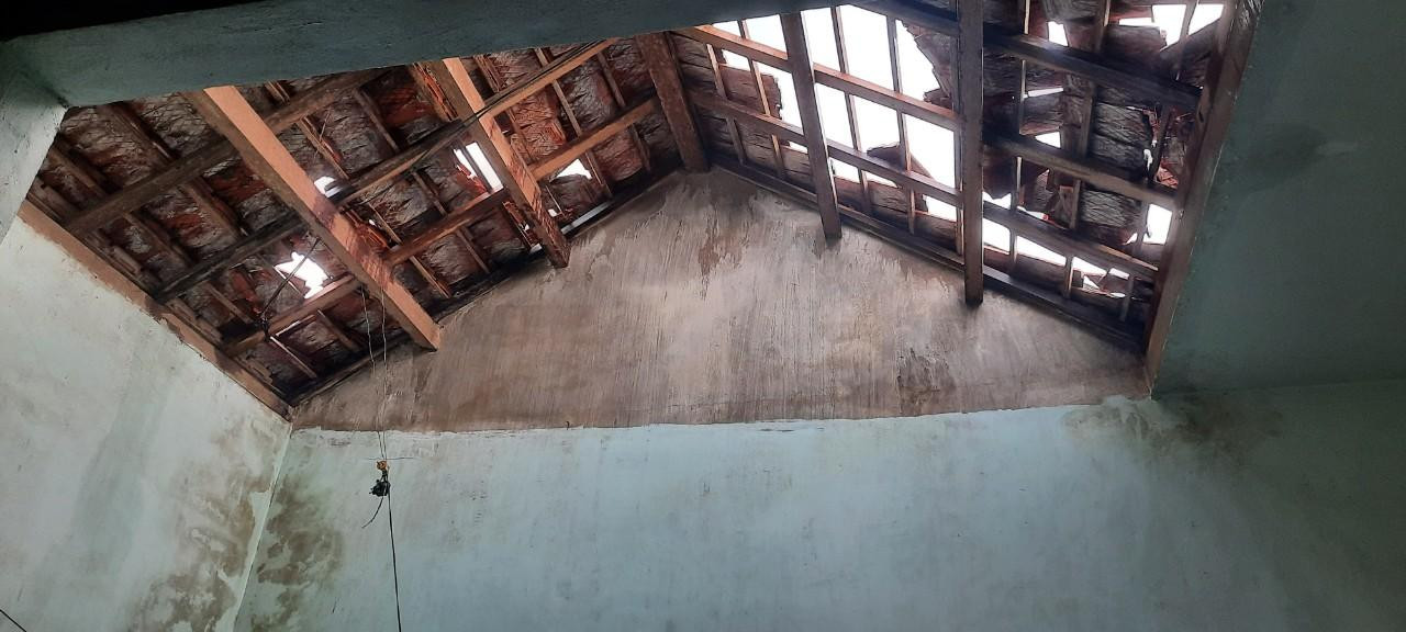 Nhà dân trống trơ khi lốc xoáy đi qua. Nhà dân trống trơ khi lốc xoáy đi qua.