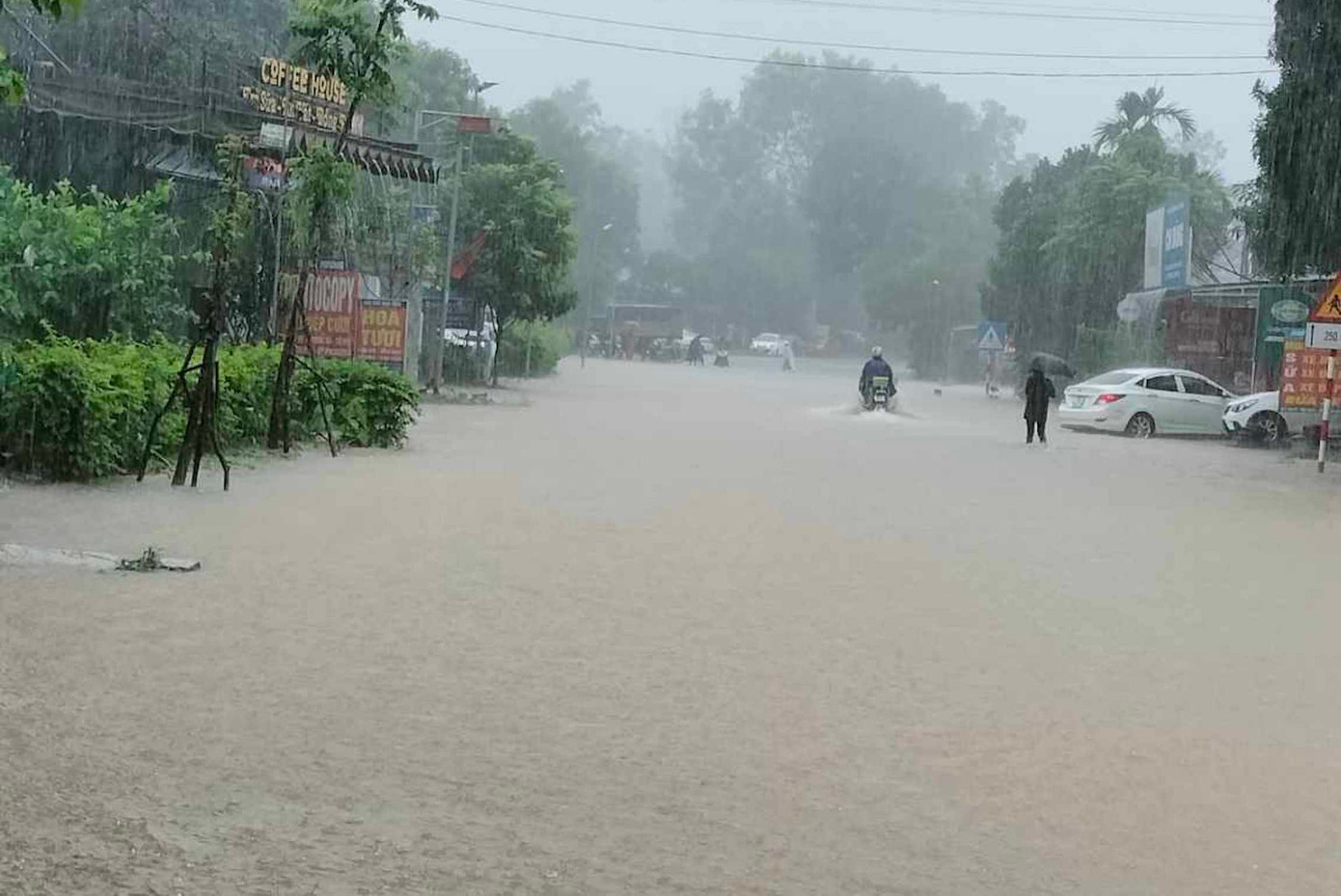 Chiều 30/10, ông Võ Văn Lễ - Chủ tịch UBND xã Phúc Đồng, huyện Hương Khê (Hà Tĩnh) cho biết do mưa lớn kéo dài đã khiến tuyến đường Hồ Chí Minh đoạn qua địa bàn bị ngập sâu, phương tiện giao thông đi lại khó khăn.