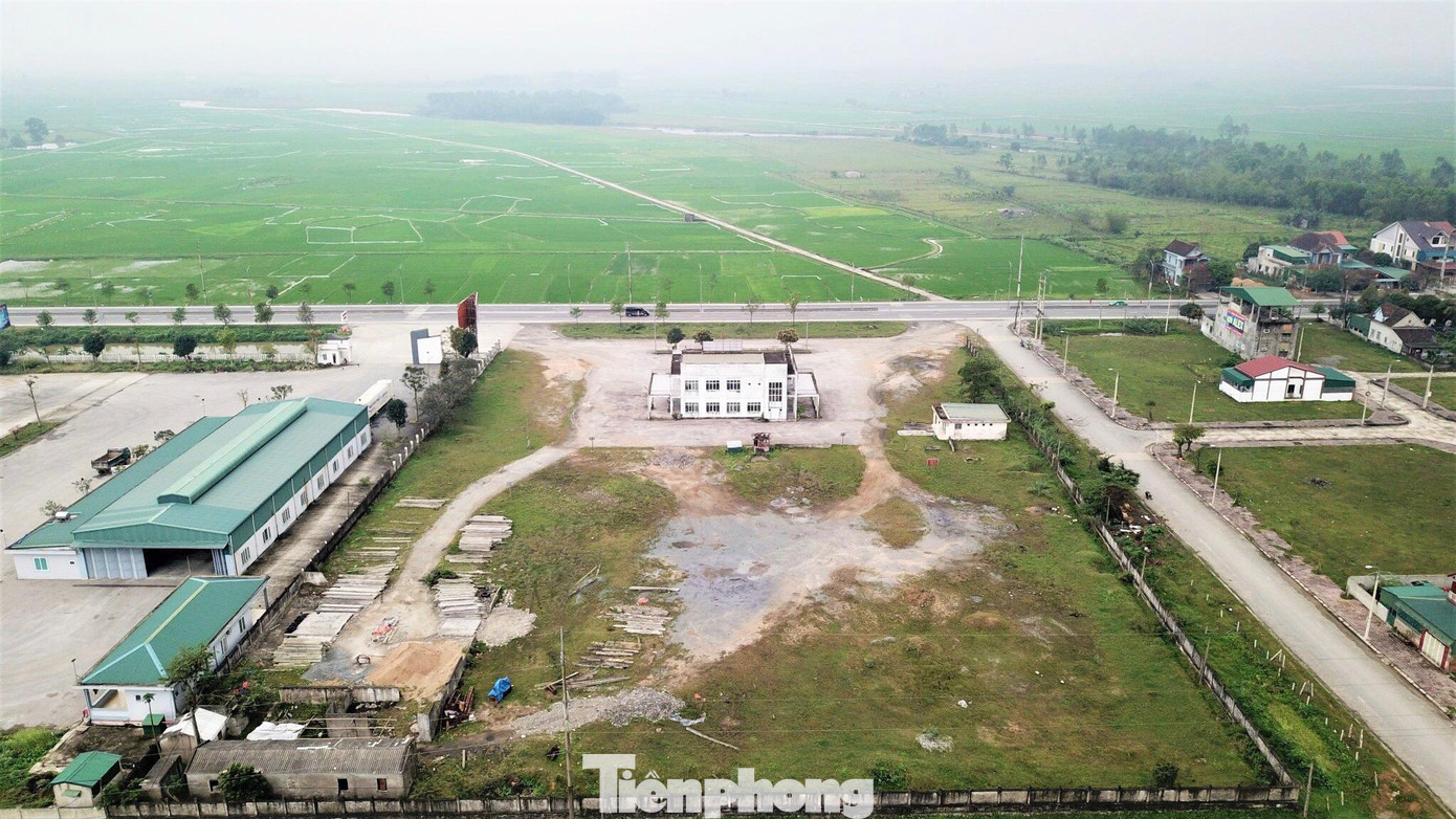 Ông Nguyễn Thành Trung, Phó trưởng ban Quản lý Bến xe khách Hà Tĩnh cho biết: “Có nhiều nguyên nhân khiến bến xe hoạt động không được như mong đợi. Như nhu cầu đi lại, lượng xe ít, đặc biệt xe dù, xe cò hoạt động nhiều, không vào bến đón khách, cạnh tranh không lành mạnh giữa các doanh nghiệp. Ngoài ra xe chạy ngang tuyến nhiều, thấy không có hiệu quả nên dân cũng không đầu tư. Dù không có khách nhưng để phục vụ dân, chủ trương nông thôn mới, bến xe là phải có".