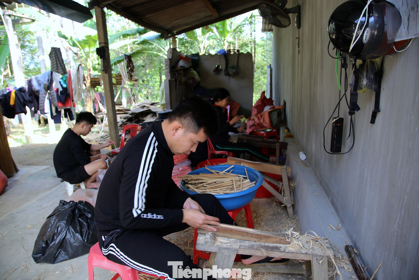 Những ngày cận kề Tết Nguyên đán, số lượng người đặt hàng tăng gấp 3-4 lần nên những người làm đũa cau Nàng Rưng ở xã Phúc Trạch, huyện Hương Khê (Hà Tĩnh) phải làm từ rạng sáng đến đêm muộn mới nghỉ. Những ngày cận kề Tết Nguyên đán, số lượng người đặt hàng tăng gấp 3-4 lần nên những người làm đũa cau Nàng Rưng ở xã Phúc Trạch, huyện Hương Khê (Hà Tĩnh) phải làm từ rạng sáng đến đêm muộn mới nghỉ.