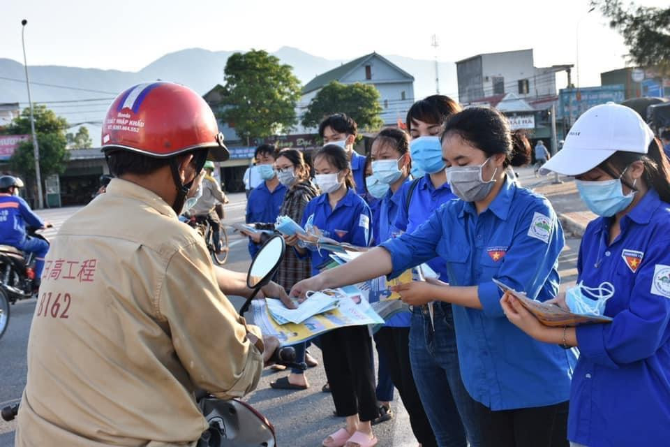 Ngoài việc tuyên truyền, đoàn thanh niên còn đến những điểm khu vực chợ, công ty xí nghiệp để phát khẩu trang miễn phí.