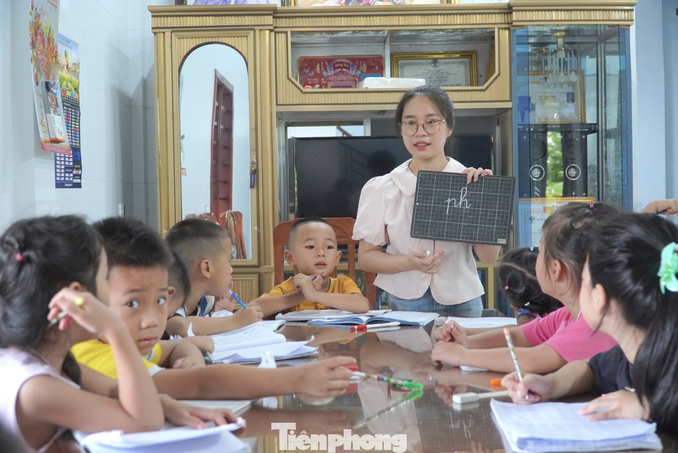 Lớp học có 12 em nhỏ, chủ yếu tiền lớp 1. Lớp học có 12 em nhỏ, chủ yếu tiền lớp 1.