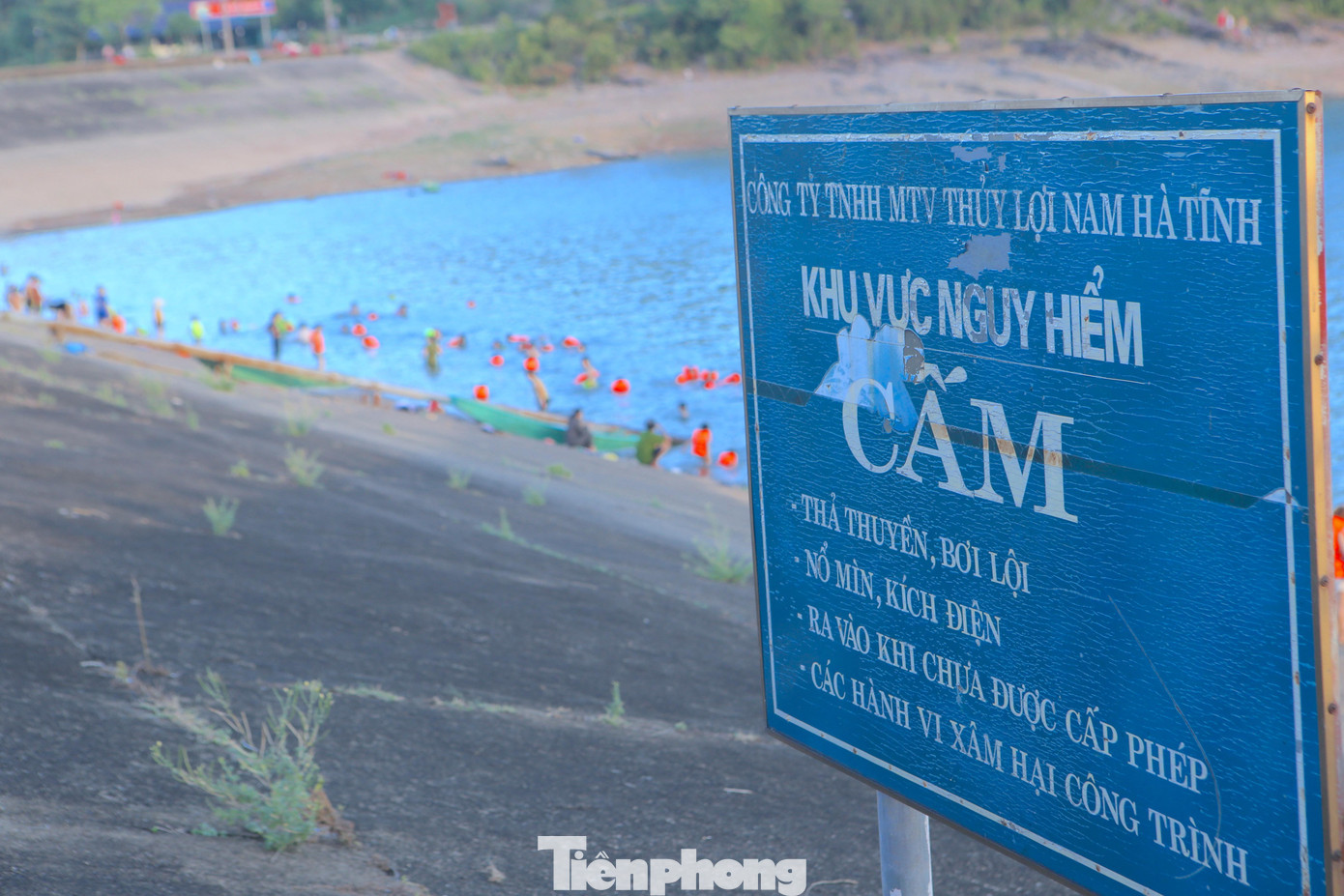 Tại hồ Kẻ Gỗ, dù lực lượng chức năng lắp biển cấm không được bơi lội tại khu vực nguy hiểm nhưng người dân vẫn chưa tuân thủ.