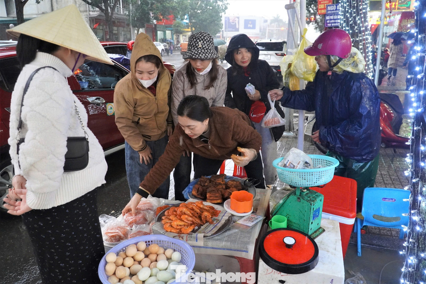 Xôi tam sên tại đây có giá 50.000 đồng/lạng thịt, 30.000 đồng/đĩa xôi, 3 quả trứng luộc 20.000 đồng và tôm giá 20.000 đồng/con.