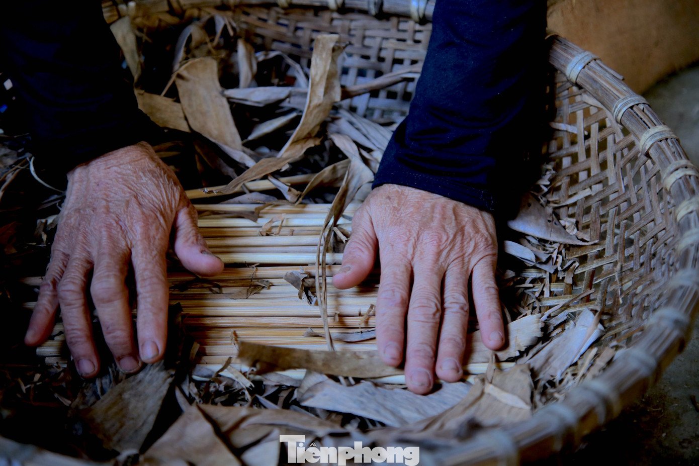 Theo người làm đũa, tất cả các công đoạn trên đều phải được làm tỉ mỉ, cẩn thận để tạo ra những chiếc đũa cân đối, đẹp mắt. Trong ảnh: Người dân sử dụng lá chuối để chà đũa tạo độ bóng trơn. Việc người dân chọn lá chuối để chà tạo độ bóng là theo kinh nghiệm từ cha ông truyền lại nhằm tạo mùi thơm đặc trưng và không sử dụng hoá chất. Theo người làm đũa, tất cả các công đoạn trên đều phải được làm tỉ mỉ, cẩn thận để tạo ra những chiếc đũa cân đối, đẹp mắt. Trong ảnh: Người dân sử dụng lá chuối để chà đũa tạo độ bóng trơn. Việc người dân chọn lá chuối để chà tạo độ bóng là theo kinh nghiệm từ cha ông truyền lại nhằm tạo mùi thơm đặc trưng và không sử dụng hoá chất.