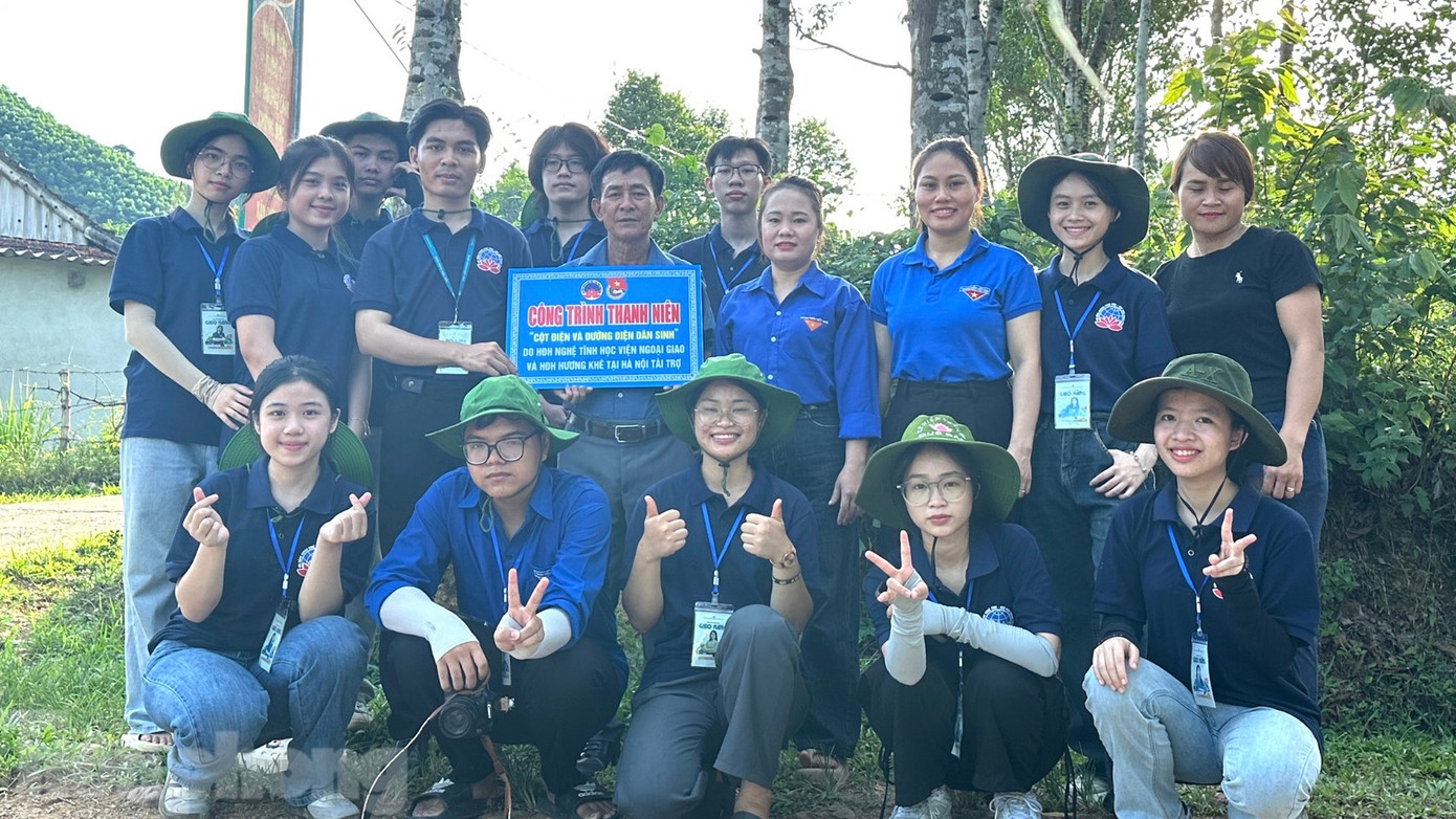 Tại xã Hương Lâm, hội đã gây quỹ, kêu gọi các nguồn lực và huy động được 60 triệu đồng để xây dựng các công trình thanh niên, trao các phần quà hỗ trợ.