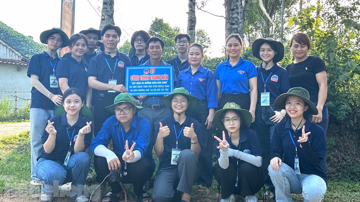 Tại xã Hương Lâm, hội đã gây quỹ, kêu gọi các nguồn lực và huy động được 60 triệu đồng để xây dựng các công trình thanh niên, trao các phần quà hỗ trợ.