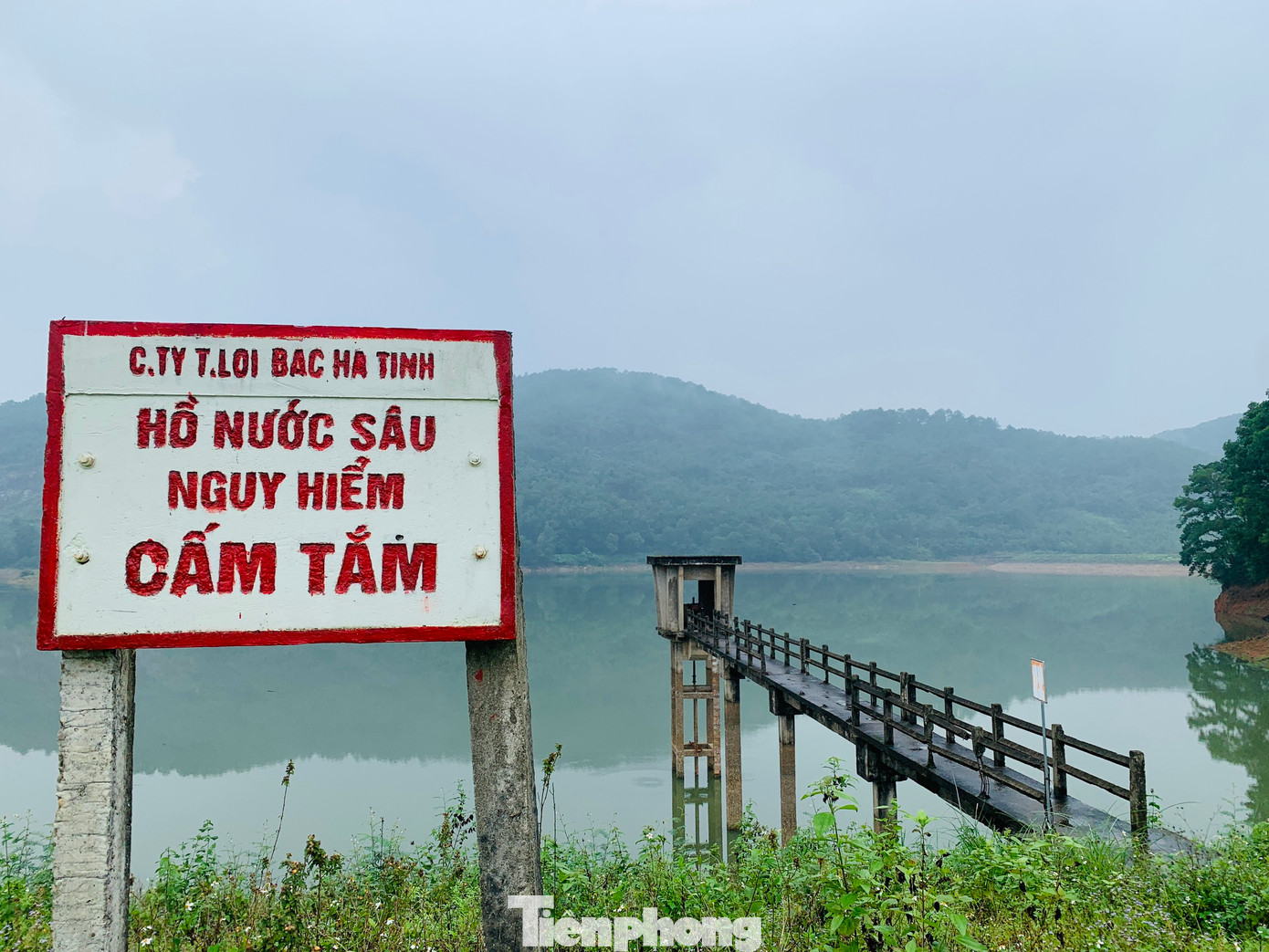 Hà Tĩnh là một trong những địa phương có số lượng hồ đập và trữ lượng nước lớn nhất cả nước, với 348 hồ chứa thủy lợi (tổng dung tích chứa trên 1,57 tỷ m3 nước) và 86 đập dâng (lưu lượng thiết kế hơn 5.780 m3/s). Tuy nhiên đến nay đã có trên 100 hồ đập xuống cấp cần được sửa chữa.