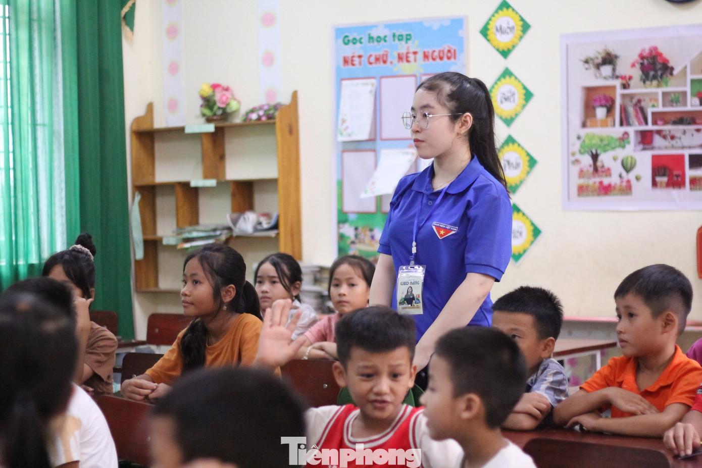 Xuyên suốt 7 ngày đóng quân tại Hương Lâm, điều khiến người dân ở địa phương ấn tượng và mang lại kỷ niệm đẹp cho các em nhỏ ở đây là lớp học tiếng Anh.