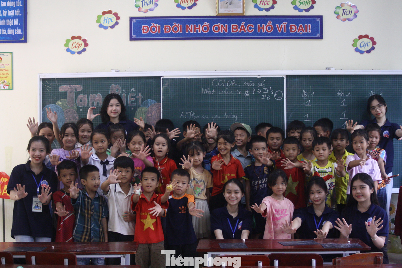 Với phương châm “làm dân tin, ở dân thương, đi dân nhớ”, những ngày qua đội tình nguyện đã “bám” địa bàn, cùng nhau ra sức thực hiện các công trình, phần việc ý nghĩa.