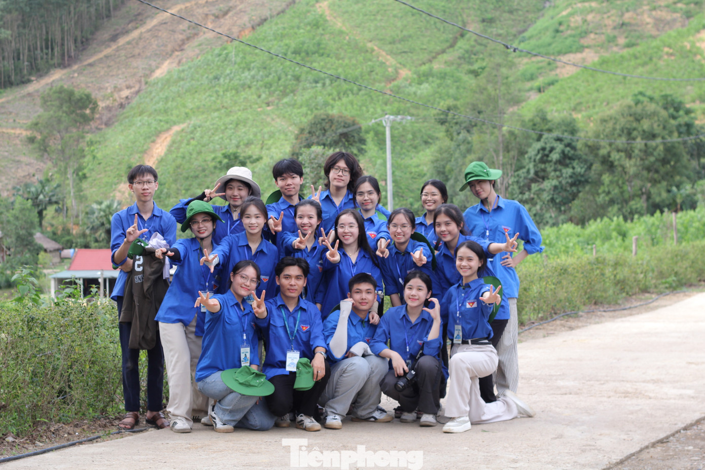 Hành trình đến mảnh đất Hương Lâm, huyện Hương Khê (Hà Tĩnh) trong chương trình Mùa hè Xanh năm nay, 20 sinh viên Hội đồng hương Nghệ Tĩnh - Học viện Ngoại giao mang theo nhiều hy vọng, nhiều năng lượng cùng thông điệp rất ấm áp với cái tên “Gieo nắng”. Ảnh: HN