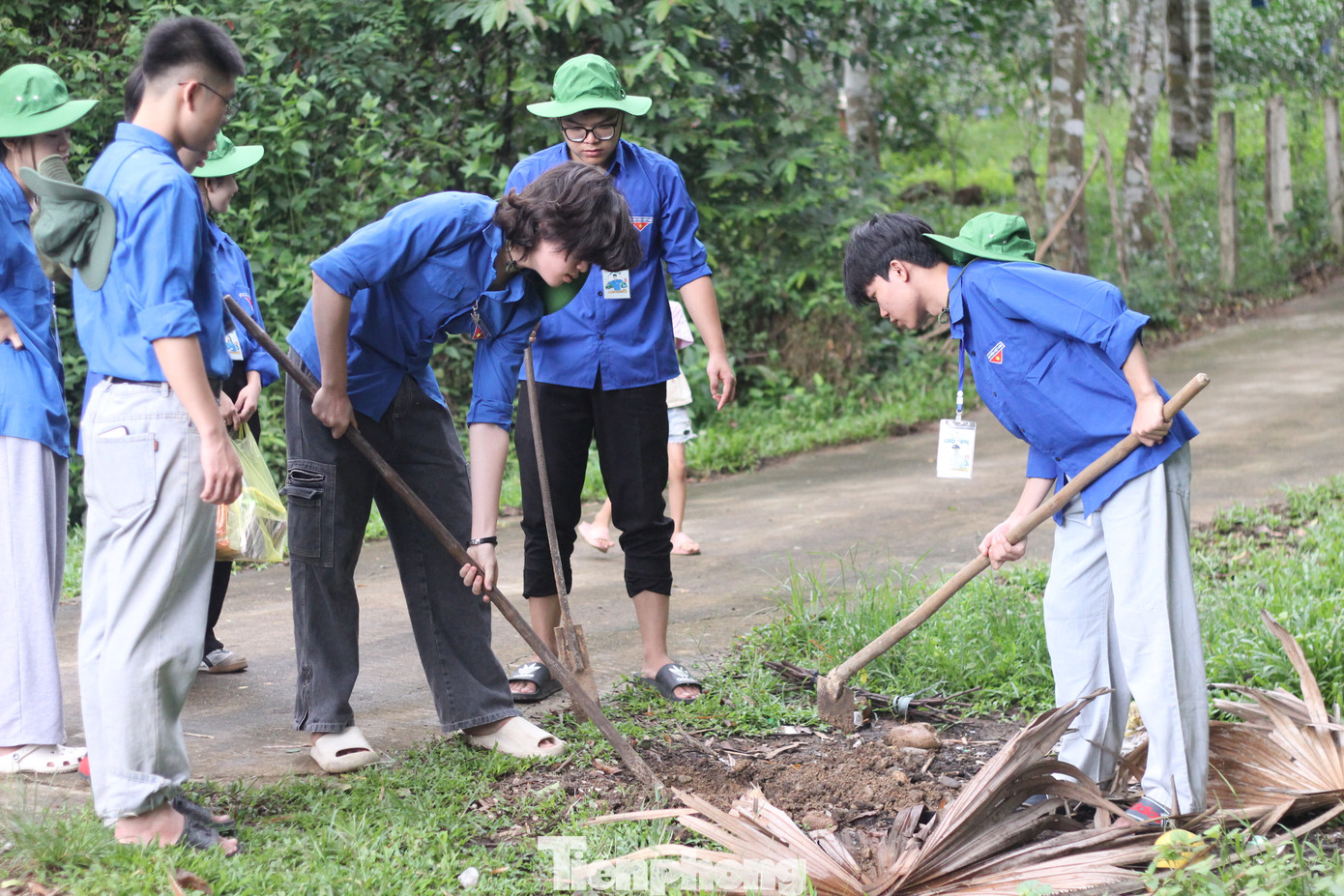“Khi đến đây, em được học hỏi kỹ năng, trau dồi bản thân, giúp mình trưởng thành hơn rất nhiều. Chuyến hành trình này dẫu có vất vả, nhưng để lại nhiều kỷ niệm đẹp trong ký ức tuổi trẻ khi được góp sức thực hiện phần việc ý nghĩa trong mùa hè này”, em Nguyễn Huy Thông - sinh viên năm 2, Trường Học viện Ngoại giao chia sẻ.