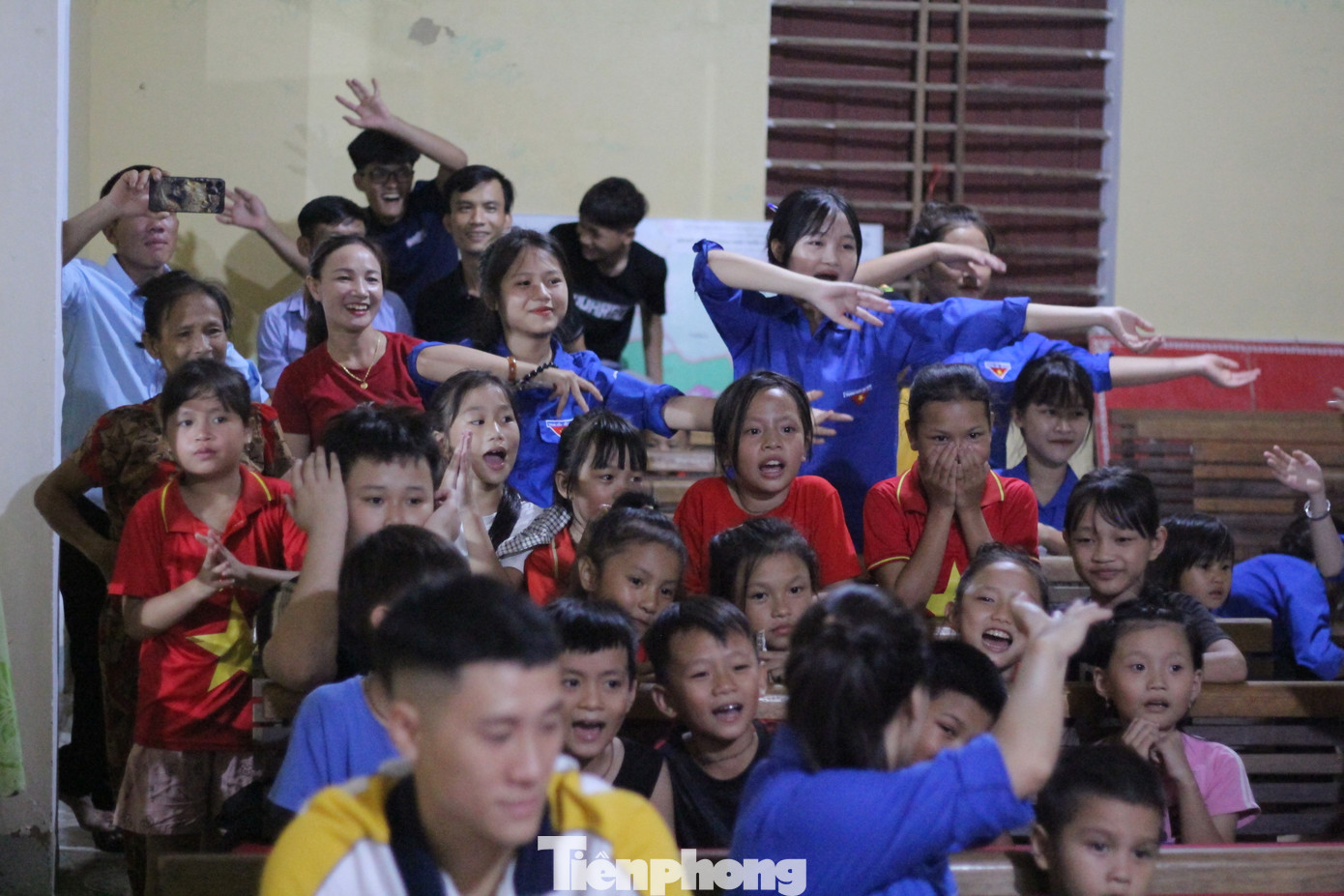 Với phương châm “làm dân tin, ở dân thương, đi dân nhớ”, những ngày qua đội tình nguyện đã “bám” địa bàn, cùng nhau ra sức thực hiện các công trình, phần việc ý nghĩa.