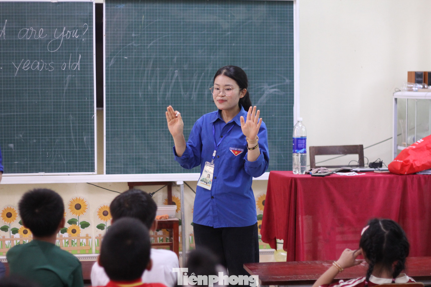 Lớp học có 40 bạn học sinh, được học ghép tại một căn phòng mượn của trường Tiểu học Hương Lâm.