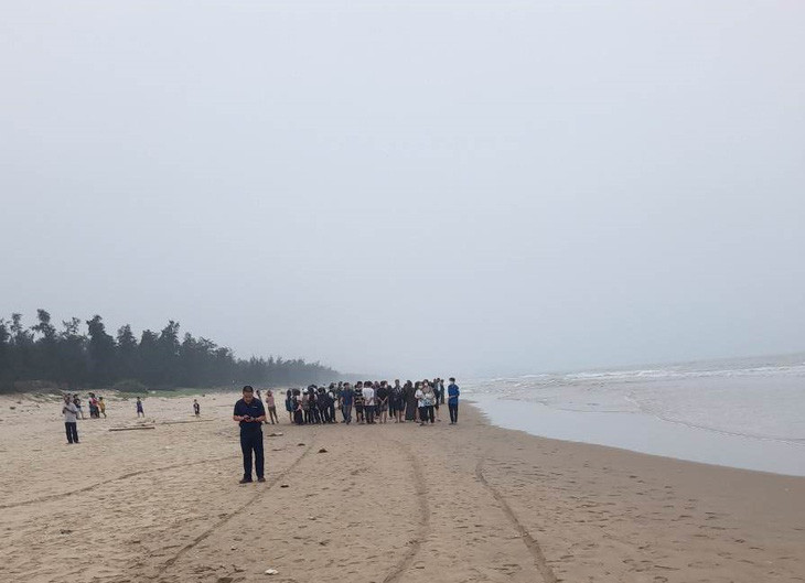 Người dân cùng lực lượng chức năng đang tìm kiếm tung tích 2 em học sinh còn lại đang mất tích.