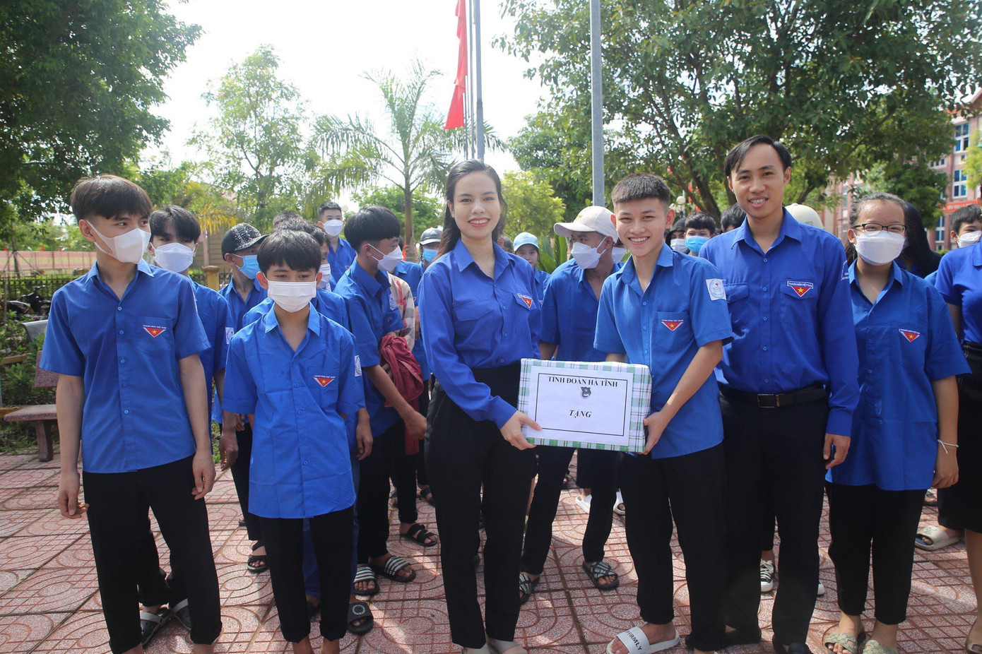 Tại điểm Trường THPT Cẩm Bình, Huyện Cẩm Xuyên, chị Nguyễn Ny Hương - Bí thư Tỉnh Đoàn, Chủ tịch Hội đồng Đội tỉnh cùng đơn vị đồng hành đã trao tặng quà “Tiếp sức đến trường” cho các Chiến sĩ tình nguyện Hoa phượng đỏ có hoàn cảnh khó khăn trị giá 13 triệu đồng. Tại điểm Trường THPT Cẩm Bình, Huyện Cẩm Xuyên, chị Nguyễn Ny Hương - Bí thư Tỉnh Đoàn, Chủ tịch Hội đồng Đội tỉnh cùng đơn vị đồng hành đã trao tặng quà “Tiếp sức đến trường” cho các Chiến sĩ tình nguyện Hoa phượng đỏ có hoàn cảnh khó khăn trị giá 13 triệu đồng.