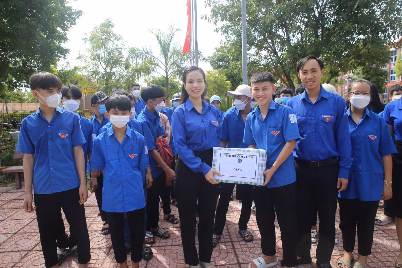 Tại điểm Trường THPT Cẩm Bình, Huyện Cẩm Xuyên, chị Nguyễn Ny Hương - Bí thư Tỉnh Đoàn, Chủ tịch Hội đồng Đội tỉnh cùng đơn vị đồng hành đã trao tặng quà “Tiếp sức đến trường” cho các Chiến sĩ tình nguyện Hoa phượng đỏ có hoàn cảnh khó khăn trị giá 13 triệu đồng.