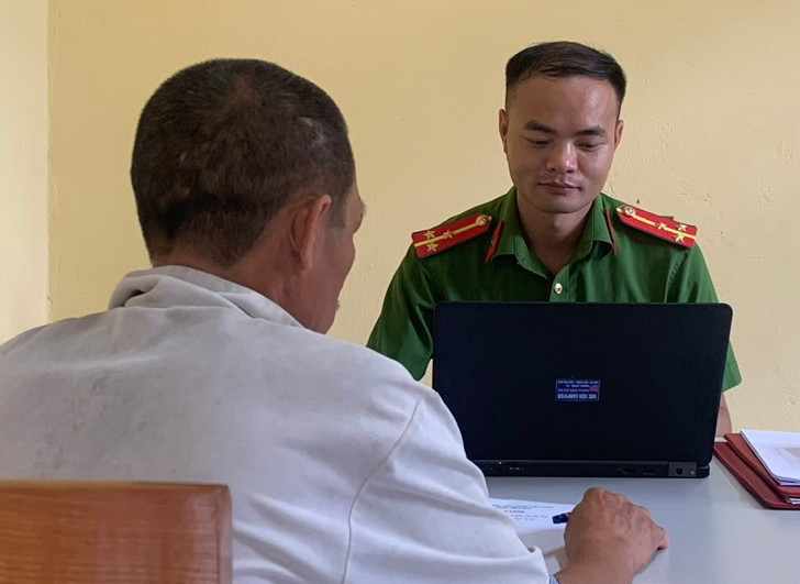 Ông H viết cam kết không tái phạm ném đá lên tàu hỏa. Ảnh: Công an Hà Tĩnh Ông H viết cam kết không tái phạm ném đá lên tàu hỏa. Ảnh: Công an Hà Tĩnh