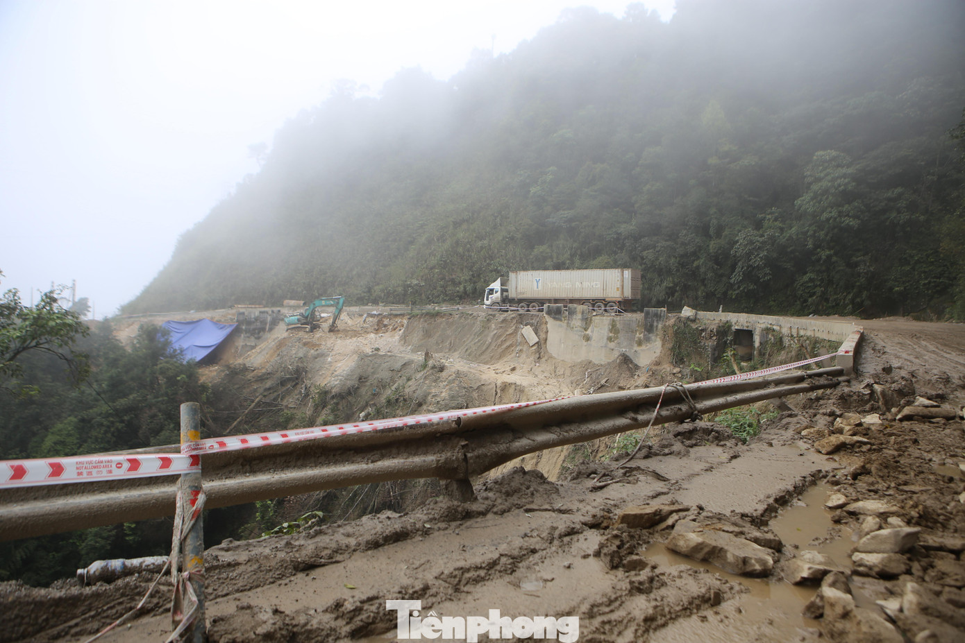 Tuy nhiên, hiện tại quốc lộ 8A đoạn từ khu vực xã Sơn Kim 1 đến khu vực Cửa khẩu Cầu Treo đang được nâng cấp, mở rộng nên giao thông qua lại gặp nhiều khó khăn. Đặc biệt là vào mùa mưa, sương mù vào ban đêm.
