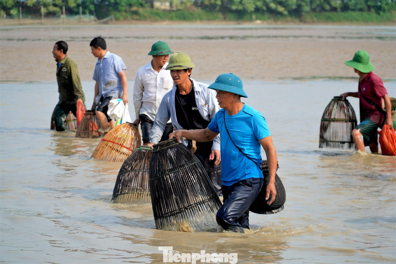 Anh Cương cho biết, 4 năm trước anh thuê hồ này thả các loại như cá chép, cá leo, cá mè. Vì đề phòng mưa lũ, thời gian này, chính quyền cho tháo nước nên anh đã mở bán vé với giá 80 ngàn đồng/người cho mọi người xuống bắt cá với tinh thần vui là chính.
