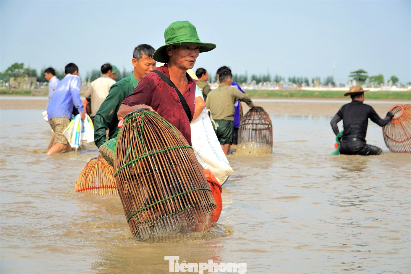 Theo quy định của chủ hồ, người dân chỉ được sử dụng một dụng cụ duy nhất là chiếc nơm tre. Thời gian bắt cá kéo dài khoảng 4 giờ đồng hồ.